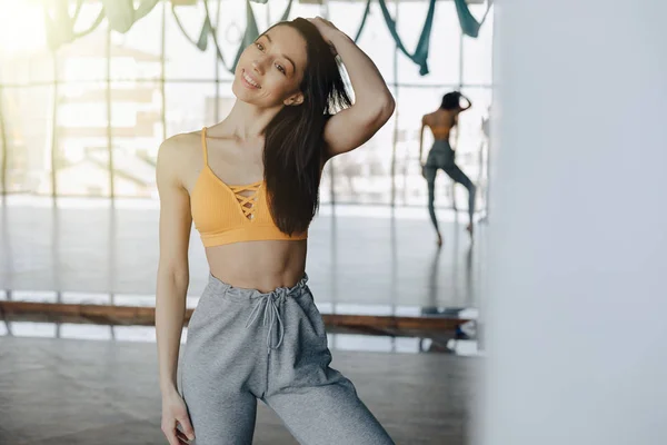 Joven chica atractiva posando en el gimnasio, figura suave, fitness y yoga —  Fotos de Stock