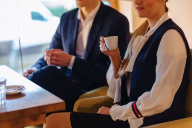 şık bir çift sabah kahvesi kafede içecekler, kız uyuyor, Çocuk pencereden dışarı bakarak