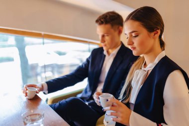 Sabah kahve Cafe, Genç İşadamları ve serbest şık bir çift içecekler