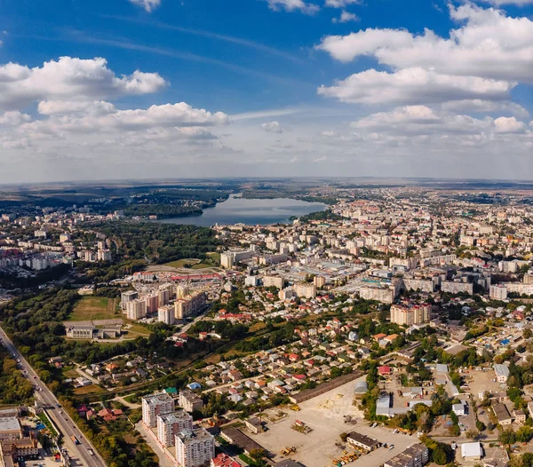 Landscape view over city on summer sunny day with clouds aerial and view to lake — Stock Photo, Image