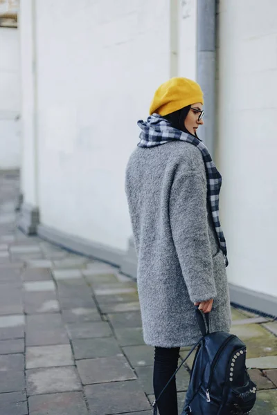 Menina atraente em óculos de casaco e amarelo Beret freestyle andando — Fotografia de Stock