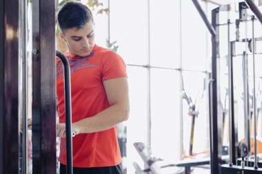 Spor salonunda adam kollarını simülatörde kayalar