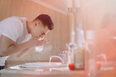sabah hijyen, çocuk bir lavabo sprey su ile yıkanır