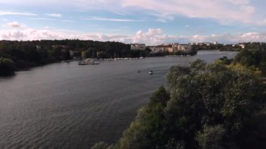 Norrstrm nehri merkezi Stockholm'de tekneler ile köprü yakınında havadan görüntüleri