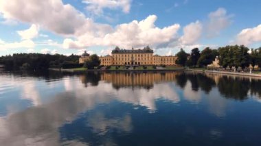 Drottningholm Sarayı, gölün üzerinde havadan insansız hava aracı uçuşu