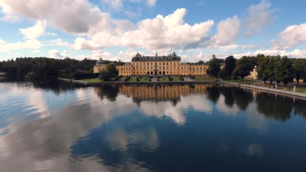 Drottningholm Sarayı, gölün üzerinde havadan insansız hava aracı uçuşu — Stok video