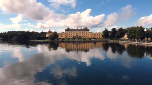 ドロットニングホルム宮殿、湖の上の空中無人機飛行 — ストック動画