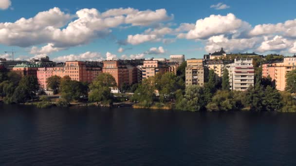 Estocolmo centro de la ciudad cálidos edificios de colores cerca del río — Vídeo de stock