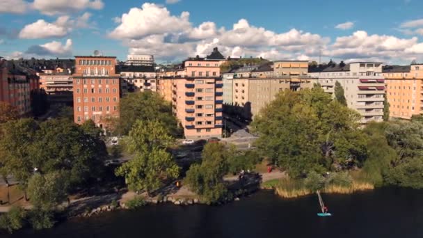 Stockholms Stadtzentrum warme farbige Gebäude in der Nähe des Flusses — Stockvideo