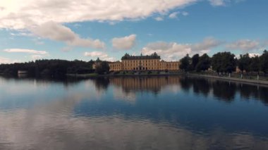 Drottningholm Sarayı, gölün üzerinde havadan insansız hava aracı uçuşu