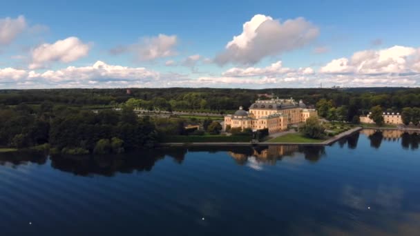 Drottningholm Sarayı, gölün üzerinde havadan insansız hava aracı uçuşu — Stok video