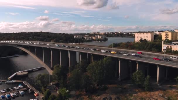 Brücke über dem Fluss Norrstrm in Mittelstockholm Luftaufnahmen — Stockvideo