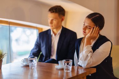 şık bir çift sabah kahvesi kafede içecekler, kız uyuyor, Çocuk pencereden dışarı bakarak