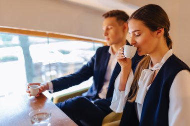 Sabah kahve Cafe, Genç İşadamları ve serbest şık bir çift içecekler