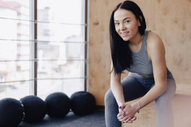 basit bir arka plan, bir tema, fitness, crossfit ve spor salonunda spor genç kız