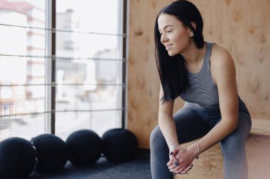 basit bir arka plan, bir tema, fitness, crossfit ve spor salonunda spor genç kız