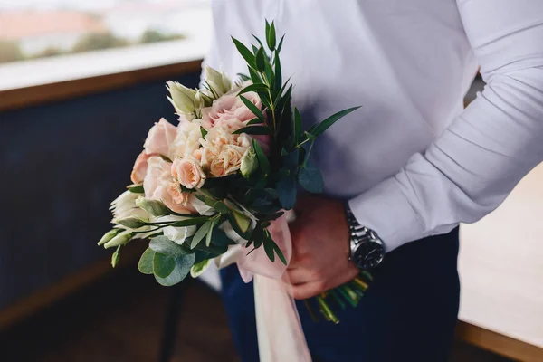 El novio tiene un ramo de bodas en sus manos. — Foto de Stock