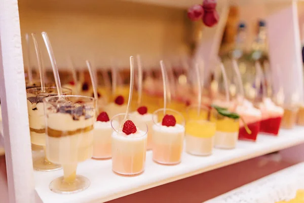 Солодкий святковий шведський стіл, фрукти, кепки, макарони та багато цукерок — стокове фото