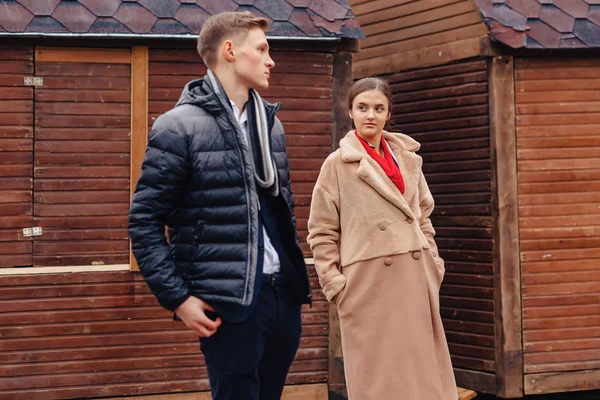 Pareja elegante caminar sobre la ciudad en tiempo frío — Foto de Stock