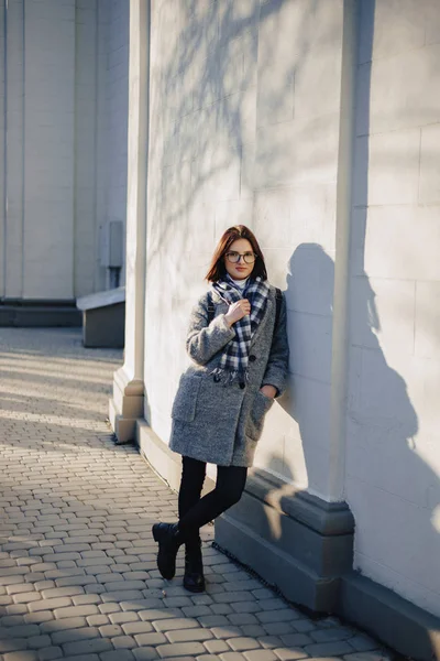 화창한 날에 걷는 코트에서 안경을 착용 하는 매력적인 어린 소녀 — 스톡 사진