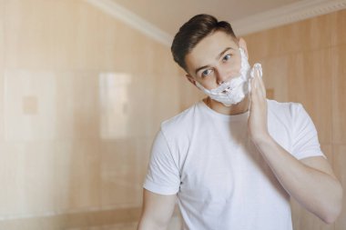 sabah hijyen, adam köpük tıraş.