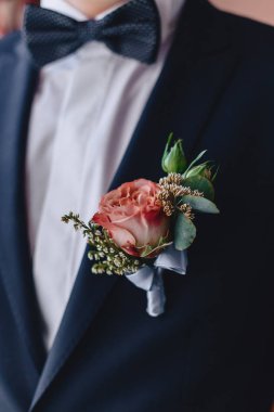 Damat Düğün buket elinde tutar.