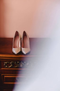 Kutlamalar ve düğün, Gelin aşınma ve Ayrıntılar için zarif kadın ayakkabı