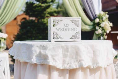 düğün töreni dekorasyon, sandalye, kemerler, çiçekler ve çeşitli dekor