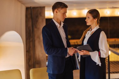 rahat bir iç Genç İşadamları adam ve kız, iş ve serbest anlaştılar