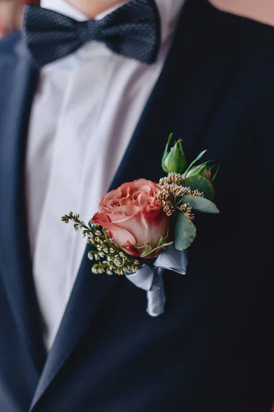 The groom holds a wedding bouquet in his hands — Stock Photo, Image