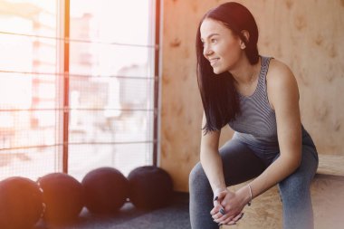 basit bir arka plan, bir tema, fitness, crossfit ve spor salonunda spor genç kız