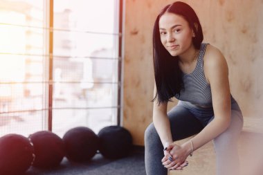 basit bir arka plan, bir tema, fitness, crossfit ve spor salonunda spor genç kız
