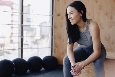basit bir arka plan, bir tema, fitness, crossfit ve spor salonunda spor genç kız