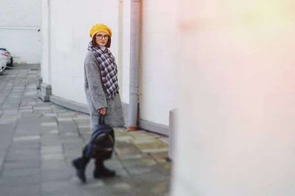 Attraktiv ung flicka i glasögon i päls och gul Beret Freestyle Walking — Stockfoto