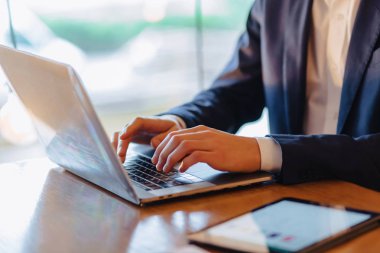 kafe eller closeup dizüstü bilgisayarda yazarak adam