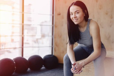 basit bir arka plan, bir tema, fitness, crossfit ve spor salonunda spor genç kız