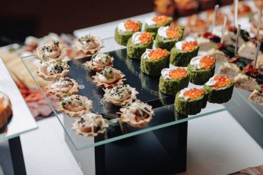 Kanepeleri ve farklı lezzetli yemekleri olan lezzetli bir açık büfe.