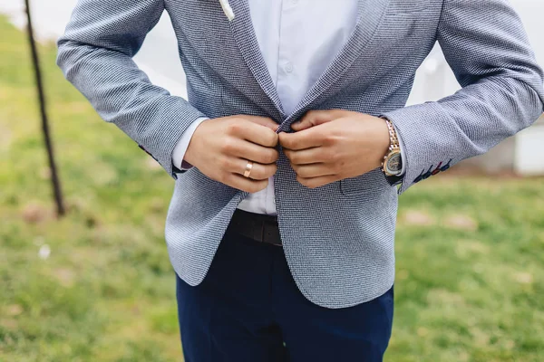 Reunión del novio, detalles, chaqueta, zapatos, relojes y botones en el día de la boda —  Fotos de Stock