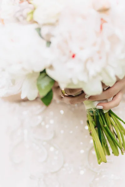 La novia sostiene un ramo de boda en sus manos — Foto de Stock
