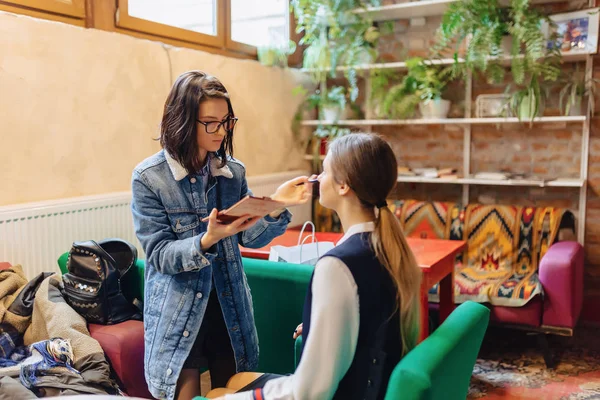 Flicka gör gör i café — Stockfoto