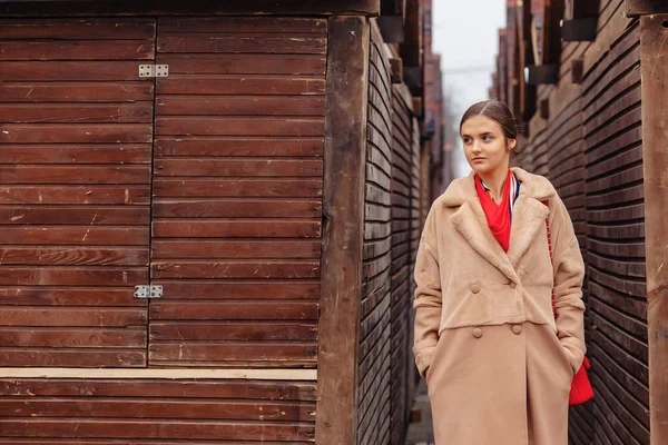 Uma garota bonita e fofa em um terno elegante anda pela cidade e posa — Fotografia de Stock