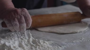 yaşlı kadın ekmek veya köfte, Ukrayna geleneği için bir hamur yoğurma olduğunu