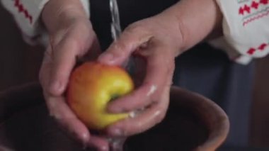 geleneksel Ukrayna giysileri elma yıkama yaşlı bir kadın