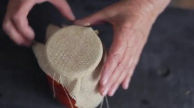 geleneksel Ukrayna giysileri yaşlı bir kadın bir çuval bezi domates bir konserve sarın