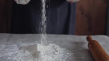 yaşlı kadın elleri masaya un döker, ekmek veya köfte, Ukrayna geleneği bir hamur yoğurma