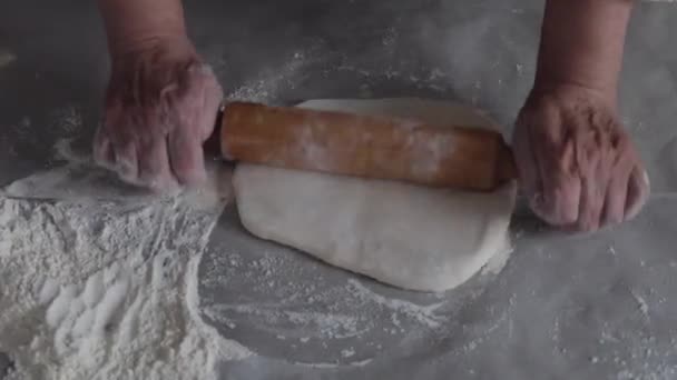 Старуха месит тесто за хлеб или пельмени, украинская традиция — стоковое видео