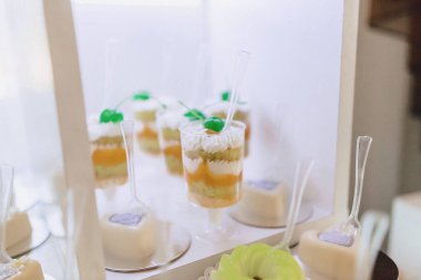 tatlı festival büfesi, meyve, kapaklar, makarna ve çok tatlılar