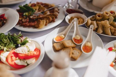 Festival tuzlu büfesi, balık, et, cips, peynir topları ve diğer özel düğün ve diğer etkinlikler kutlamak için