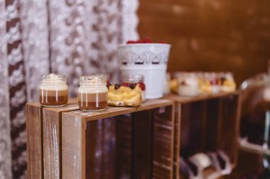 tatlı festival büfesi, meyve, kapaklar, makarna ve çok tatlılar