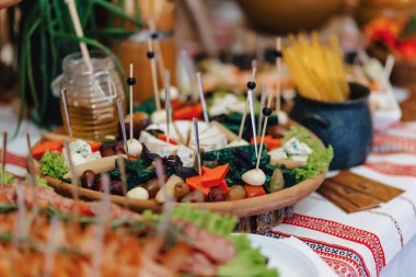 Festival tuzlu büfesi, balık, et, cips, peynir topları ve diğer özel düğün ve diğer etkinlikler kutlamak için
